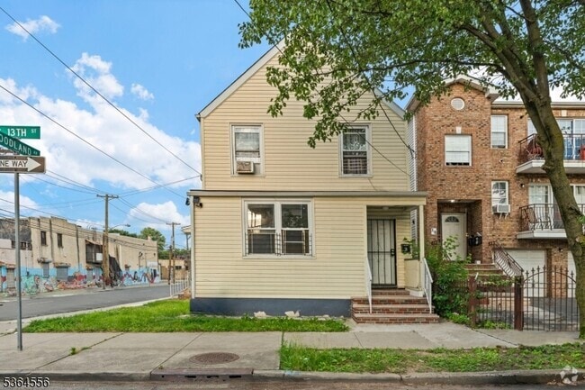 Building Photo - 718 S 13th St Rental