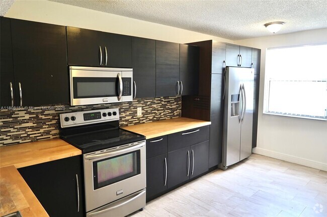 Building Photo - 8801 Wiles Rd Unit 202 Rental