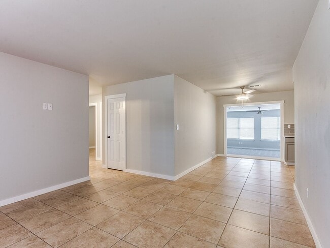 Photo - Spacious 4 bedroom in Edmond!