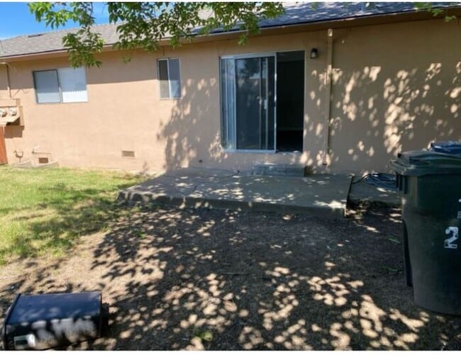Move-In Ready 2BR Duplex — South Sacramento, Pets OK