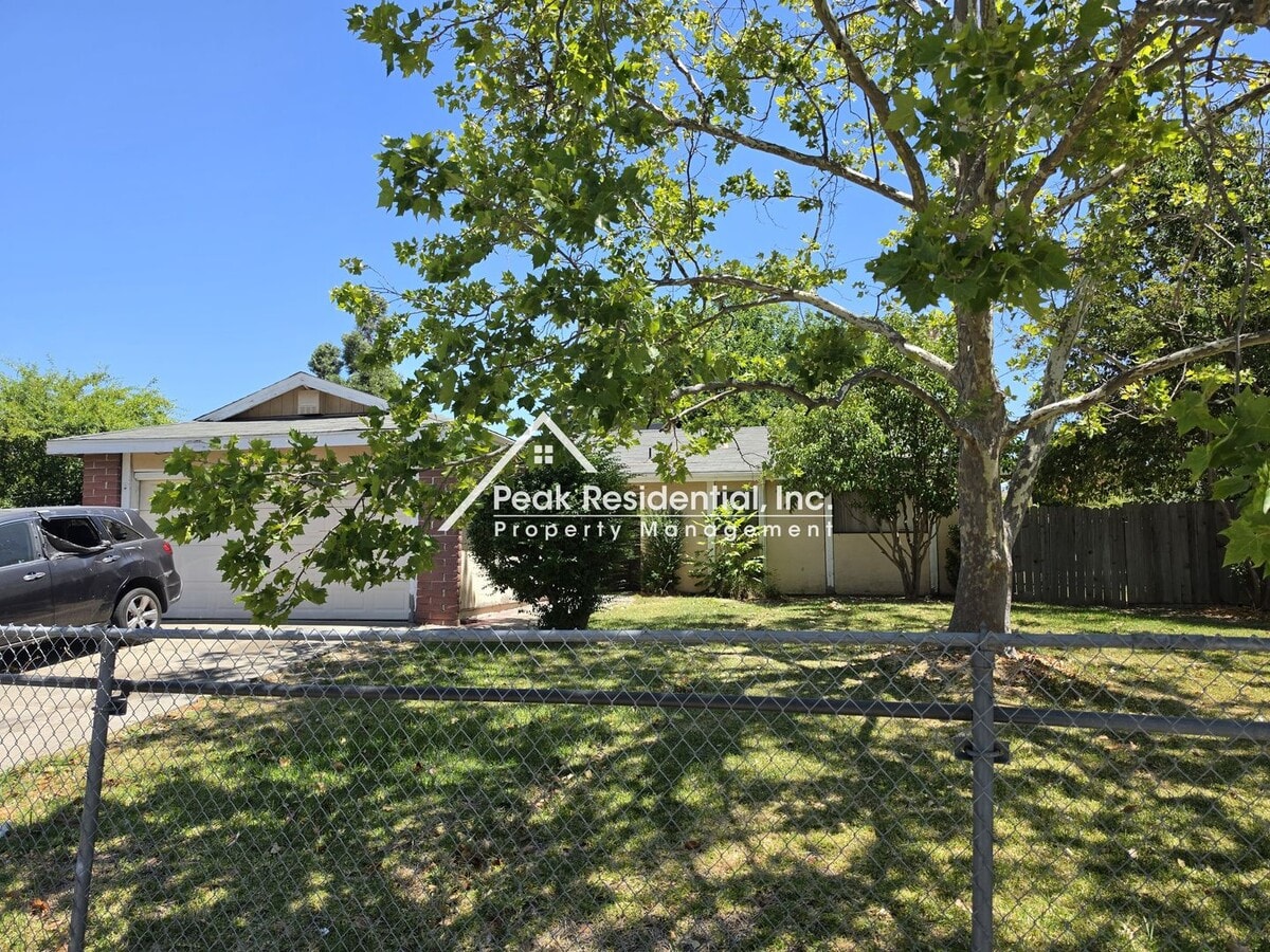 Photo - Cute 2bd/1ba Sacramento Duplex With 1-Car Garage