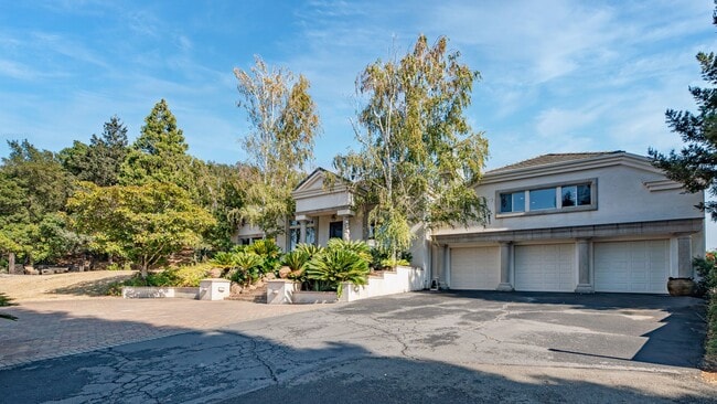Building Photo - Hilltop Estate in Green Valley-Fully Furni... Rental