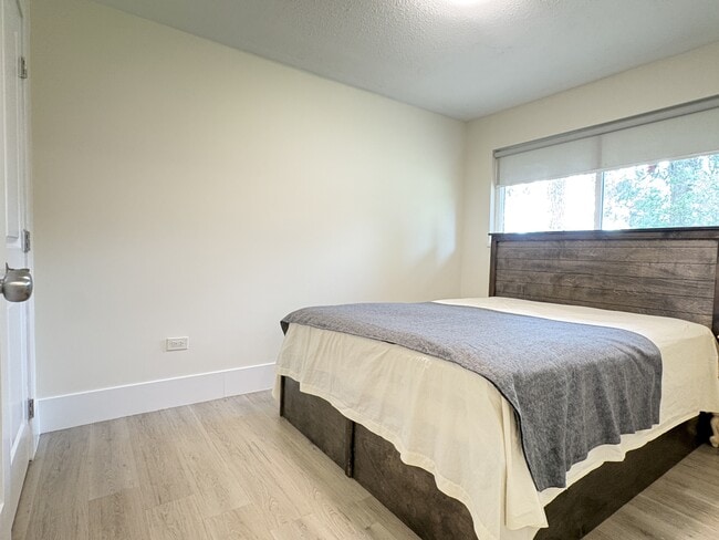 Photo - 10695-1137A 137a St