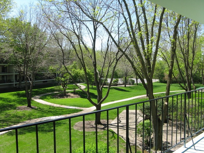 Building Photo - 10531 Cedar Lake Rd Unit 312