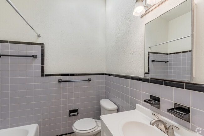 2BR, 1BA - 1,000SF - Bathroom