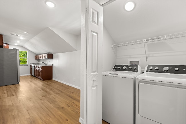 Photo - 1325 Cloverlawn Ave Unidad Upstairs