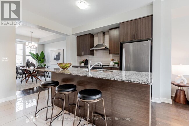 Photo - 10610 Bathurst St