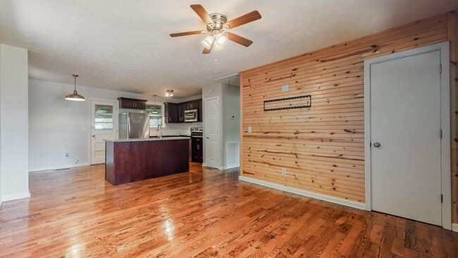 Photo - 408 Lealand Ln