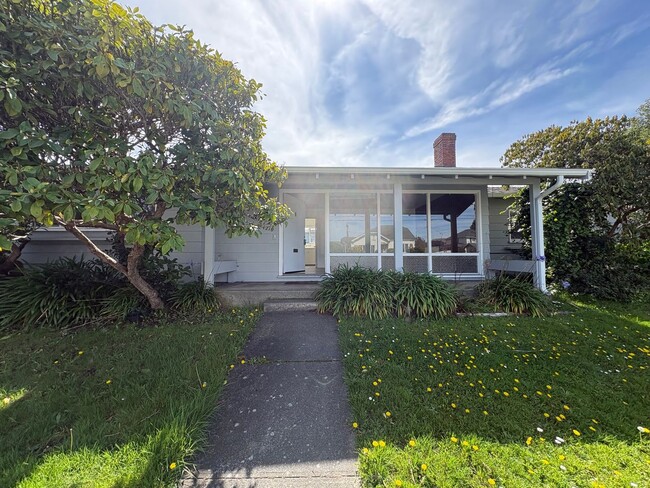 Building Photo - 2 Bed 1 Bath