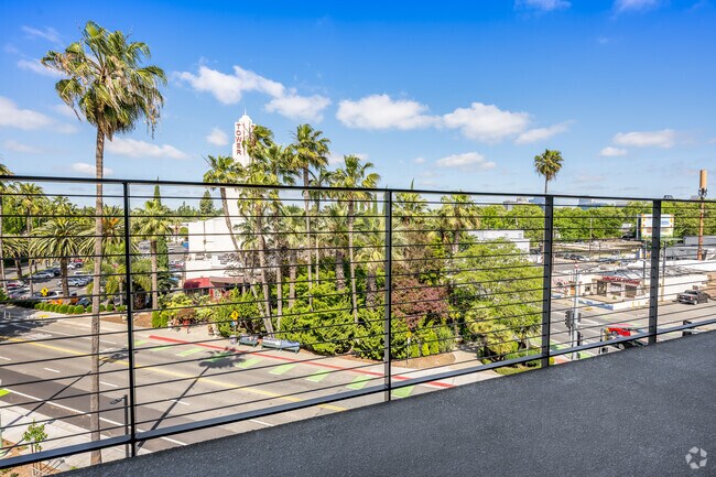 2BR, 2BA - 846SF - Balcony - Tower Broadway