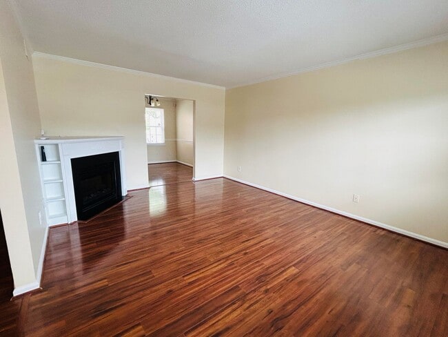 Photo - Charming 2 bedroom, 2.5 bathroom townhome in Greensboro w/2 master-suites/community pool
