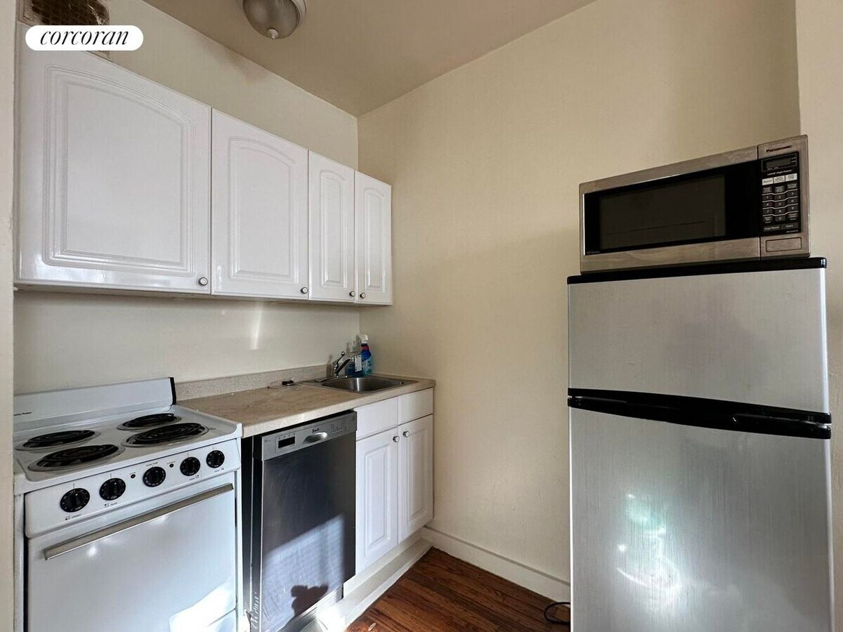 Photo - 444 W 49th St