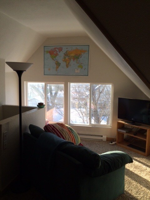 upper living room area - 1336 Hewitt Ave Unit Upper