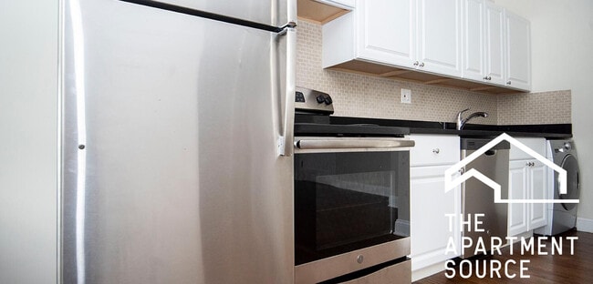 Building Photo - 3345 N Marshfield Ave