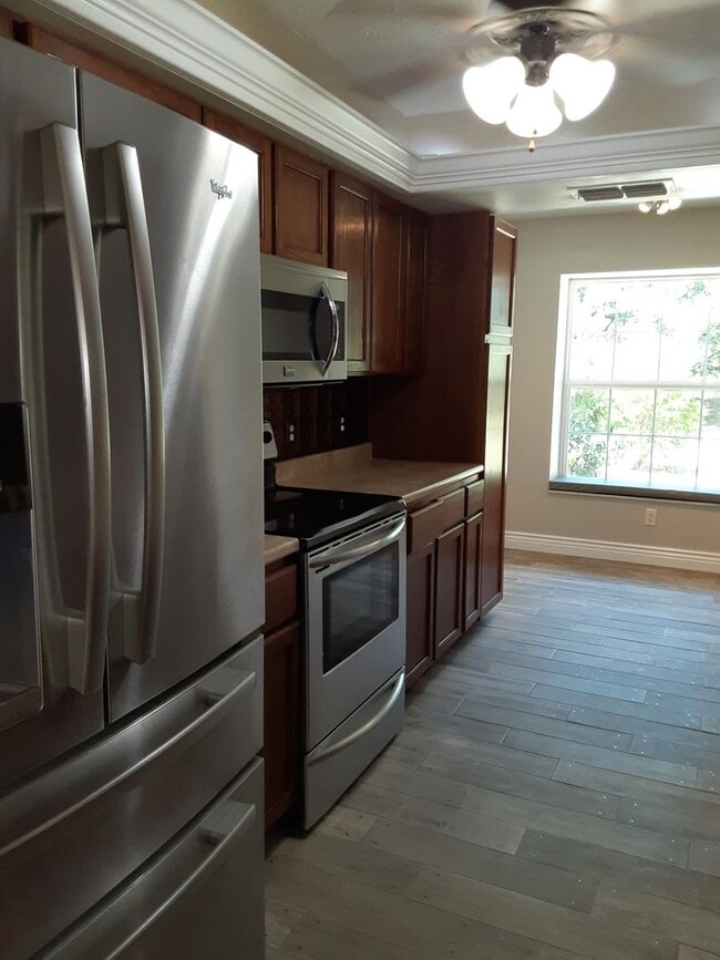 Photo - Annual unfurnished 3/2 nicely renovated SFH with large yard overlooking a lake.