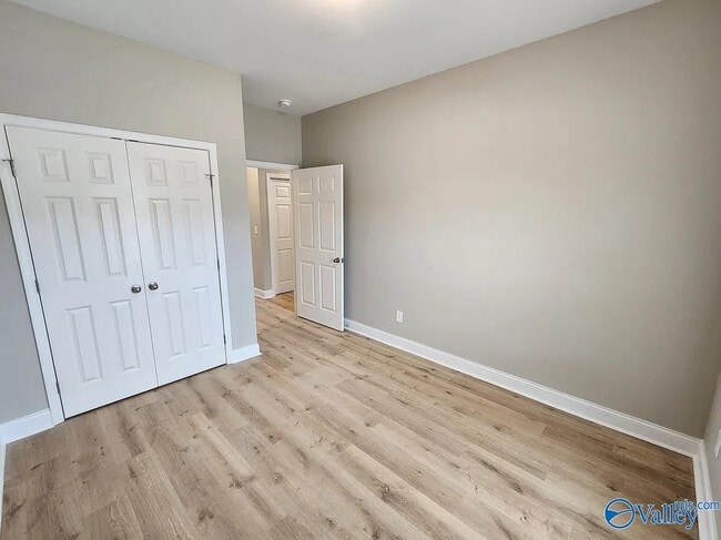 Photo - 207 Fern Bank Dr