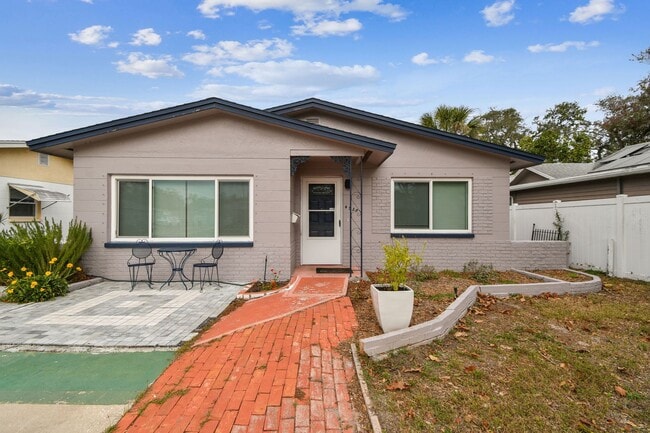 Building Photo - 2 Bedroom 2bathroom with Bonus Room in St.... Rental