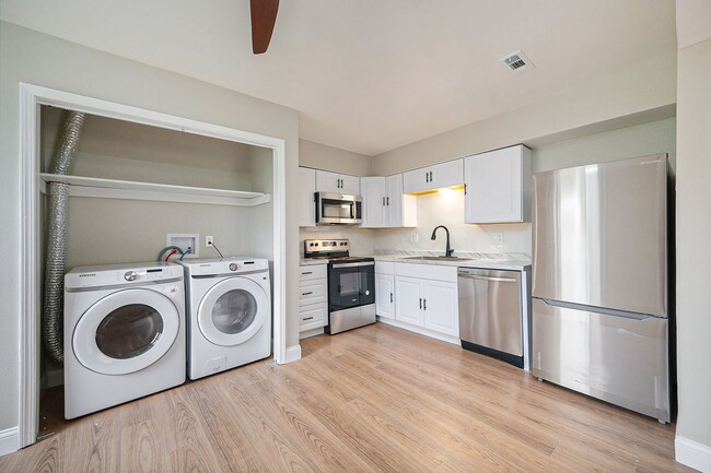 Building Photo - Updated 3BR/2BA in Great Location: Available Now