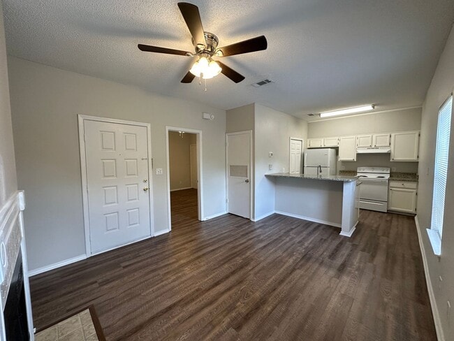 Photo - Recently renovated 1 bedroom 1 bath condo for rent in Riverwalk!