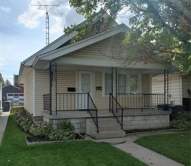 Building Photo - 2 BED 1 BATH Rental