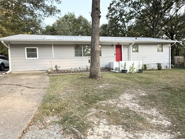 Photo - 3251 Crafton St