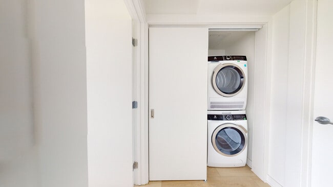 Photo - 5120 Earnscliffe