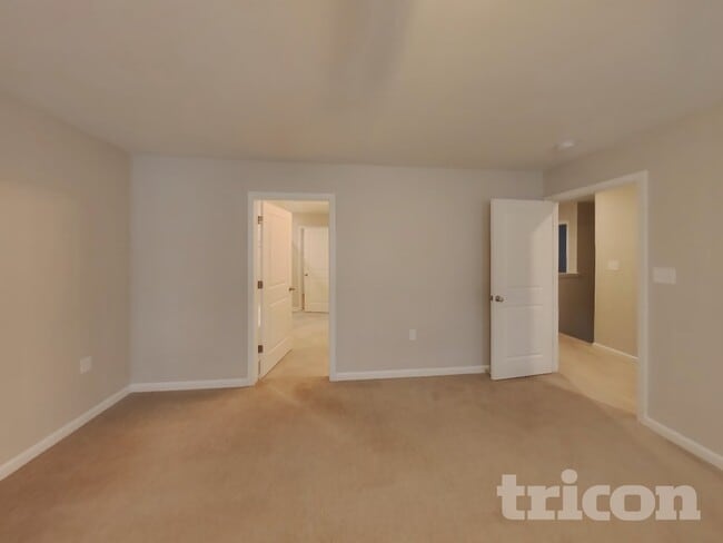 Photo - 126 Calderdale Ln