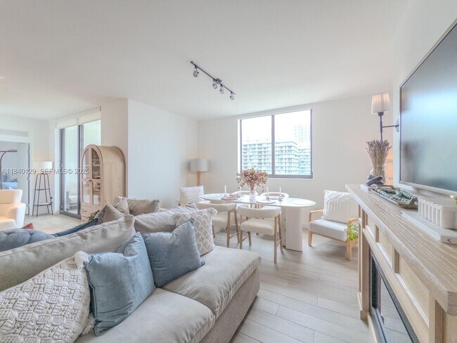 Photo - 999 SW 1st Ave Unidad 3204