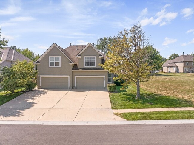 Building Photo - {13862} Spacious townhome in Prime Location + Maintenance Provided Community + Neighborhood Pool ...