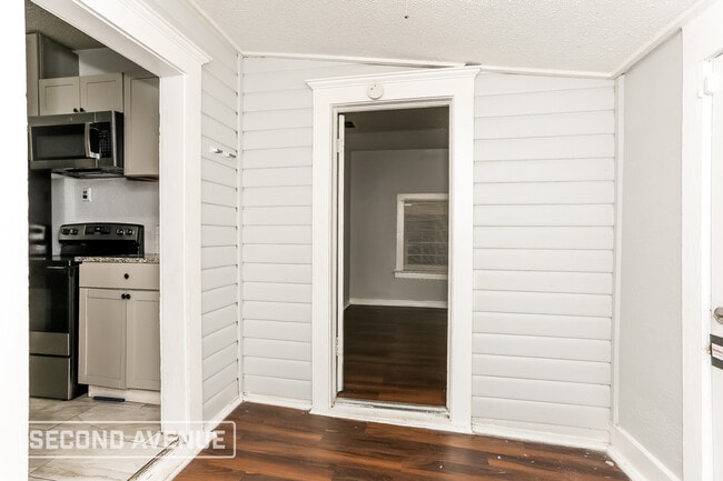 Photo - 1417 W 6th St