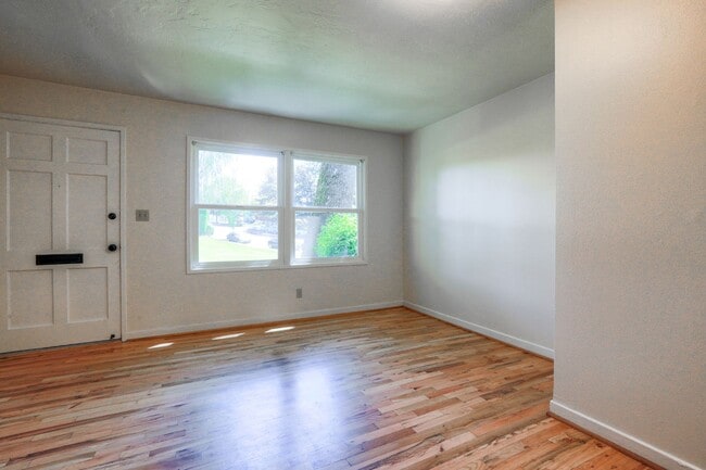 Charming 1-Bedroom Mid Century Townhouse! - Charming 1-Bedroom Mid Century Townhouse! Unit 075