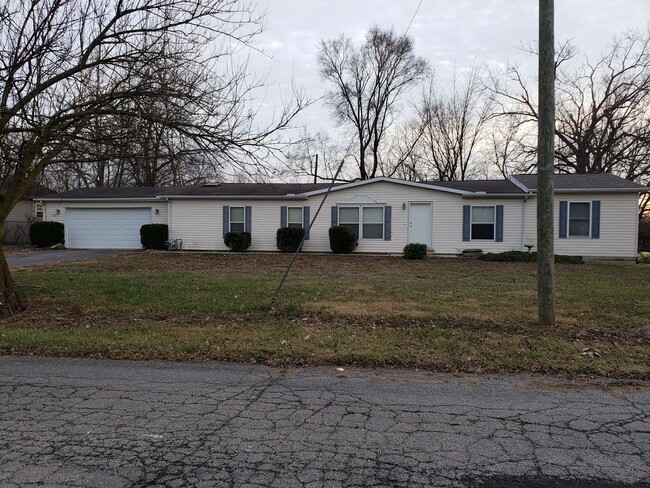 Spacious 4-bedroom, 2 bath, 2 car garage w... - Spacious 4-bedroom, 2 bath, 2 car garage w... House