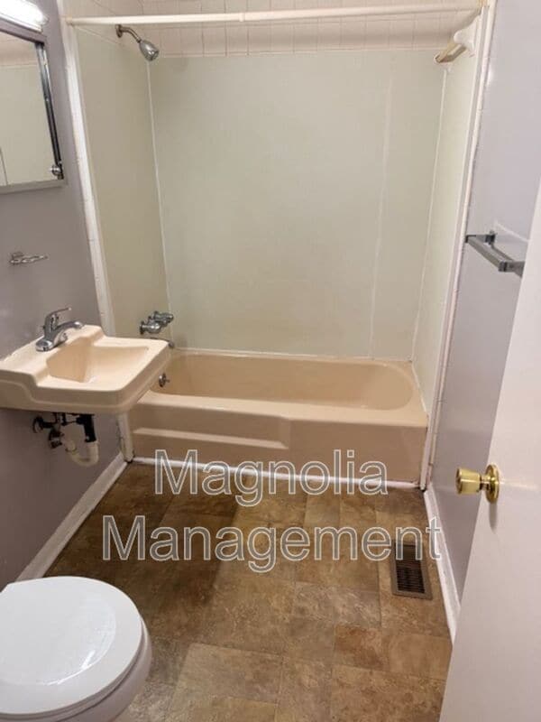 Photo - 1932 Oxford Rd Unit Apt C