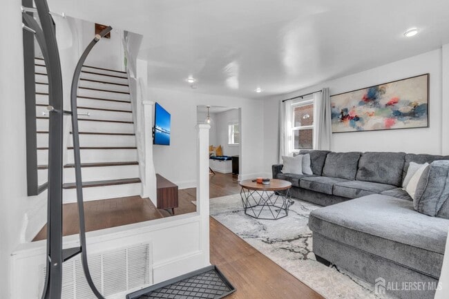 Photo - 1355 Hamilton St