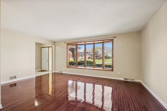 Photo - 9S525 Allison Ct House