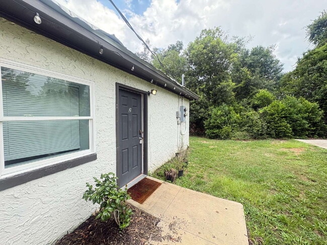 Building Photo - Open floor plan, four-bedroom two-bathroom with washer and dryer Unit 2
