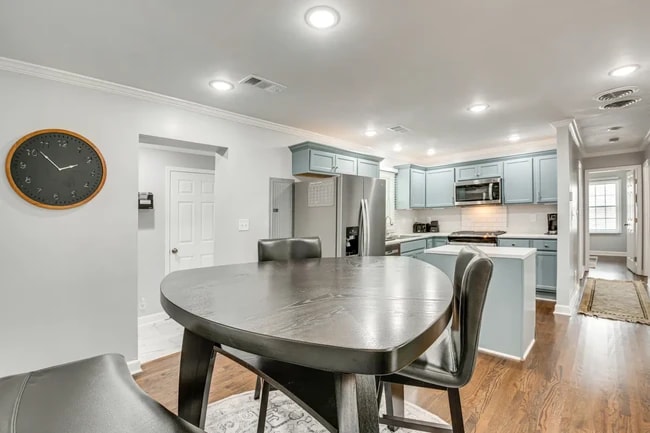 Photo - 432 Sargent Dr SE