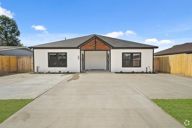 Building Photo - 6206 Lyndhurst Dr Unit B Rental