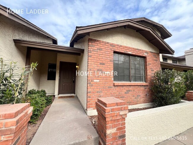 Gilbert 2-Bedroom Townhome with Modern Upg... - Gilbert 2-Bedroom Townhome with Modern Upg...