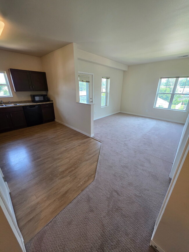 Building Photo - 2 Bedroom | 1 Bathroom 3rd Floor Apartment... Unit 301