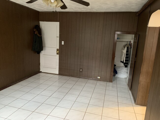 Entrance with large closet - 9007 70th Dr Unidad 1st floor