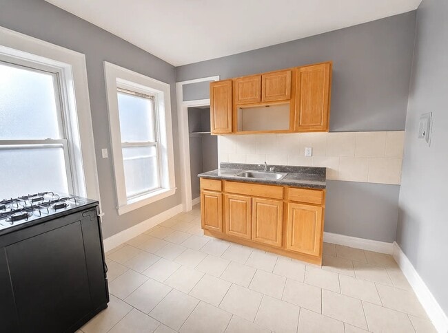 Building Photo - 322 Park Ave Unit 13