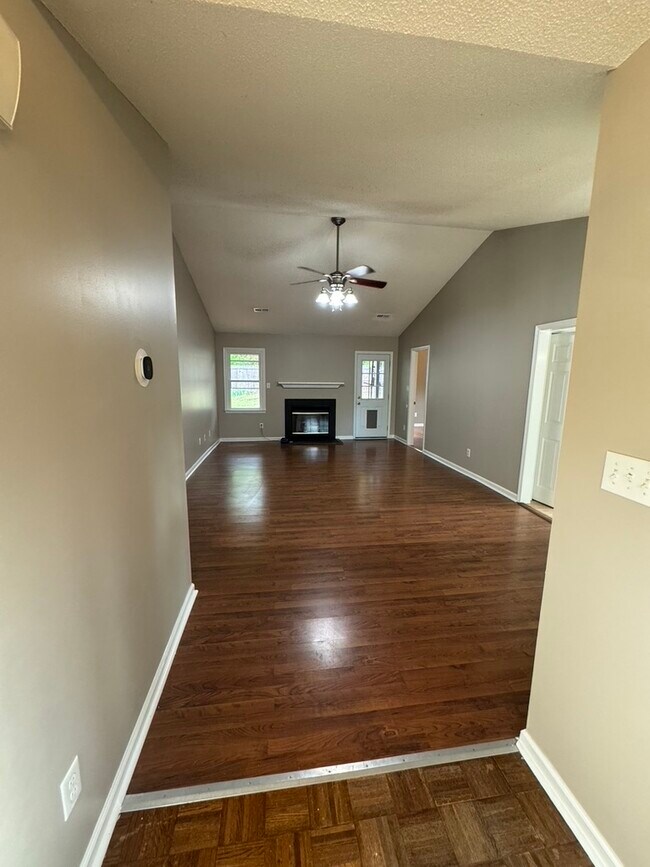 Photo - 109 Longneedle Ct