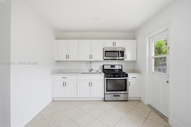 Building Photo - 2445 SW 18th St Unit 2