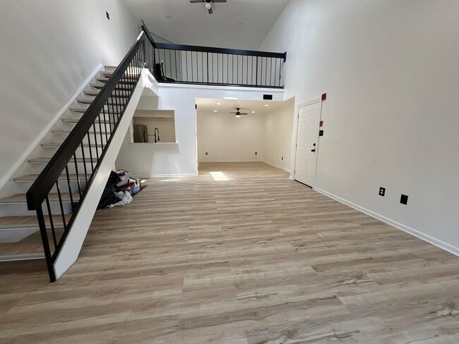 Building Photo - 72304 Delaire Landing Rd Unit 304