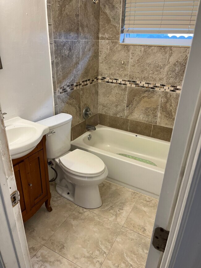 Building Photo - 739 NW 53rd St Unit duplex Rental