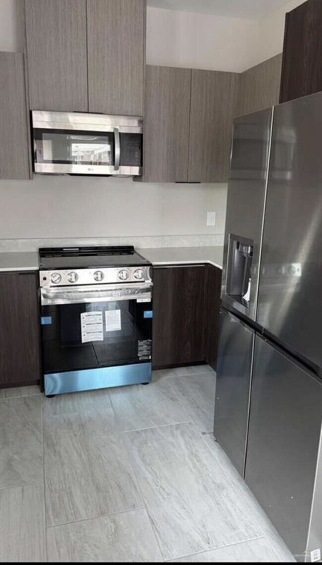 Photo - Amazing Brand new executive apartment in Edinburg