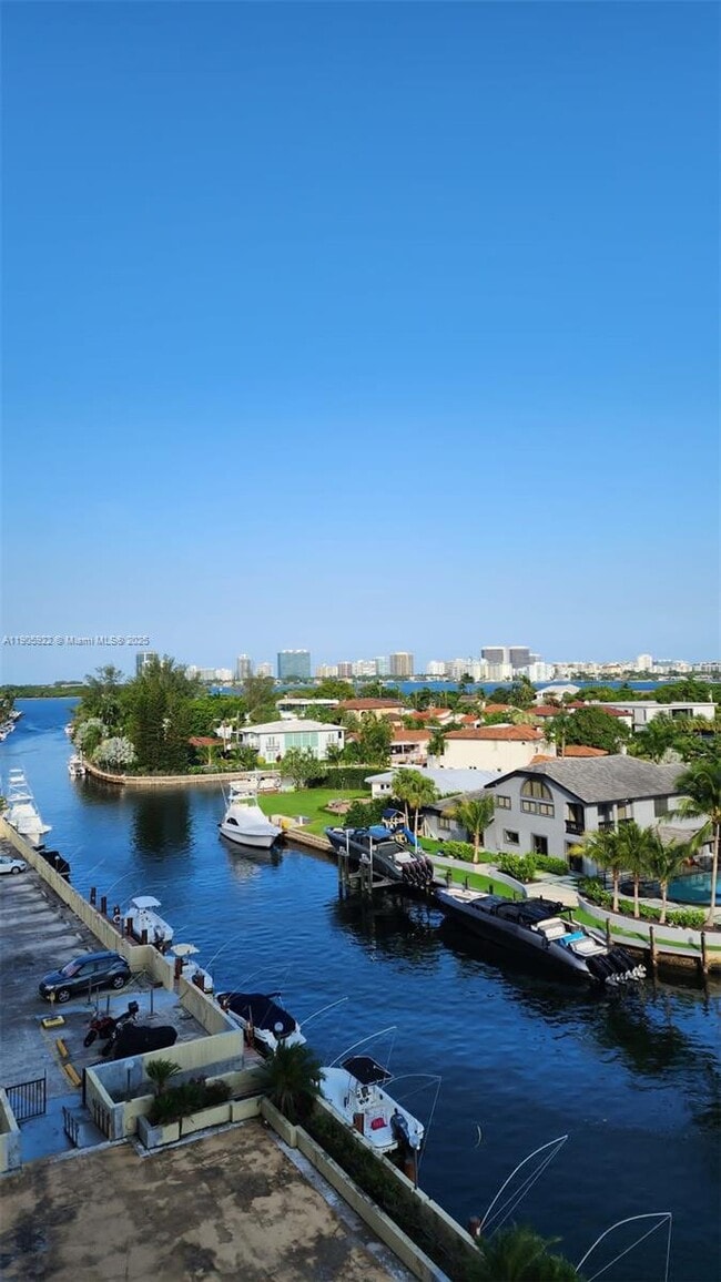 Photo - 2500 NE 135th St Unidad B605