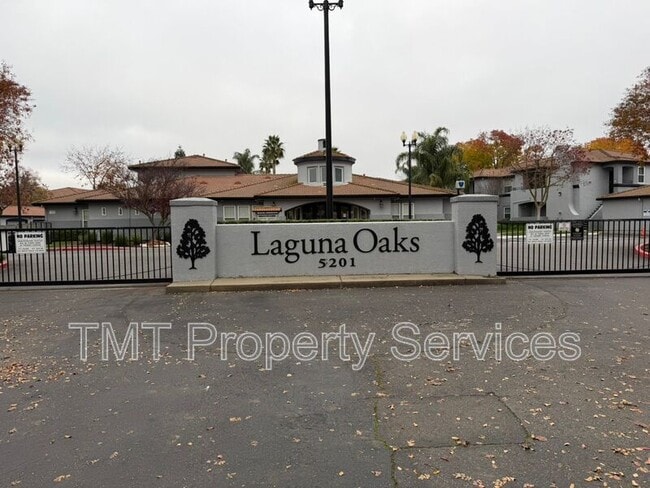 Building Photo - 5201 Laguna Oaks Dr