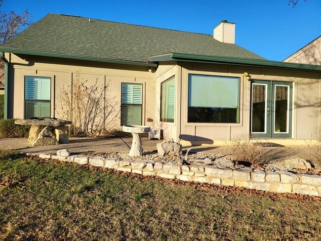 Building Photo - 547 Fairway Dr